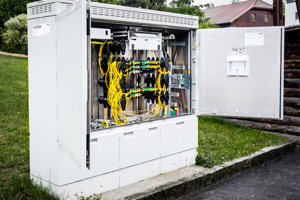 Für den Breitbandausbau stellte die SKM Skyline modifizierte und optimierte Multifunktionsgehäuse inkl. technischer Ausstattung